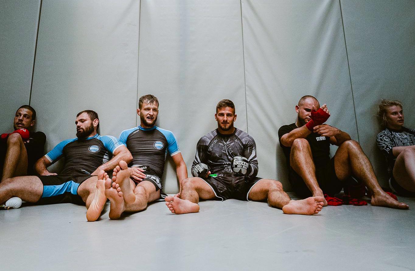 Ludzie w różnych kategoriach wagowych w trakcie treningu mma